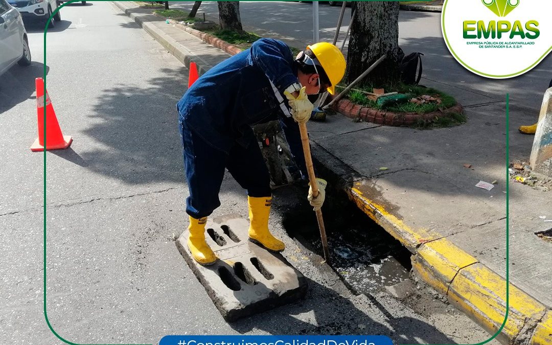 EMPAS realizó limpieza de sumideros en el barrio San Francisco de Bucaramanga